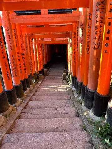 鮮やかな朱色の回廊、光と影のコントラスト