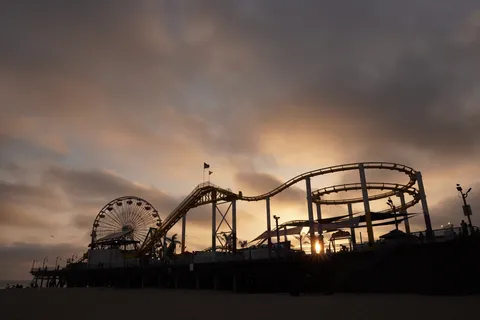 夕暮れの遊具と海風