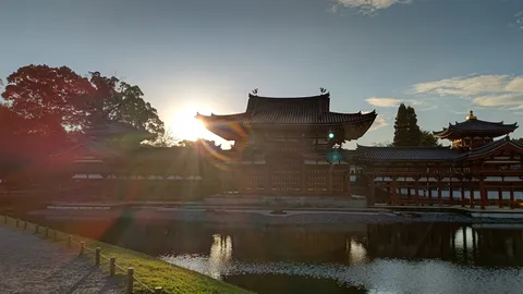夕暮れに浮かぶ古都の神秘