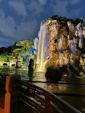 夜の滝、幻想的な光景