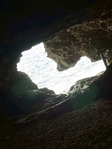 洞窟から見上げる光の海