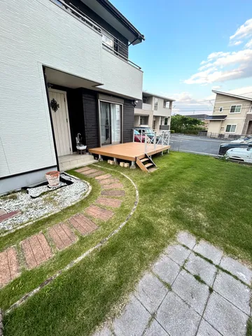 緑とウッドデッキの心地よい調和