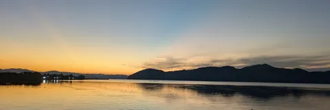 水面に映る、光のグラデーション