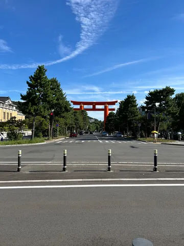 朱色の鳥居、青空へ続く道
