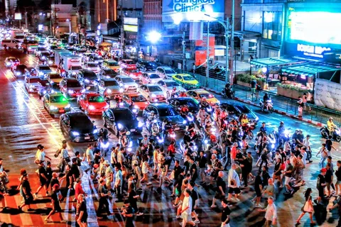 ネオン渋滞と大行進