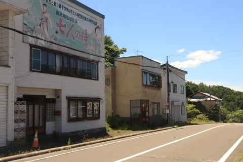 昭和レトロな看板と街並み