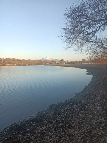 湖畔に映る静寂の峰