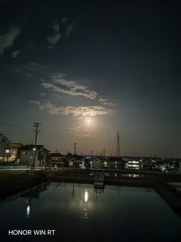 月明かりと水面の映り込み
