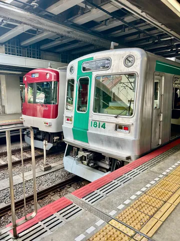銀と紅、駅に佇む二つの顔