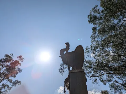 太陽と鳥像のシルエット