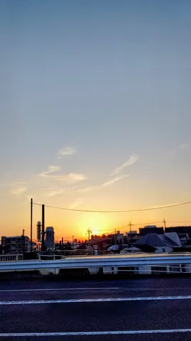 都会の夕暮れ、電線と空のグラデーション