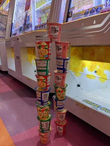 お菓子のタワー、崩壊寸前？