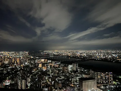夜景と街のさざ波