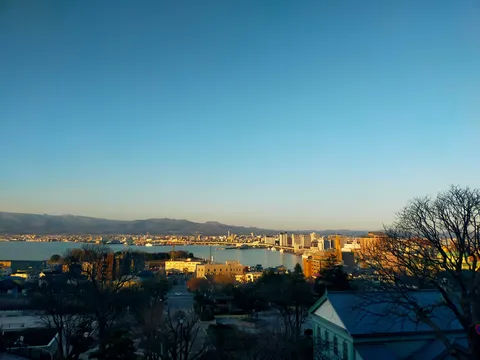朝日に染まる港町の静かな風景