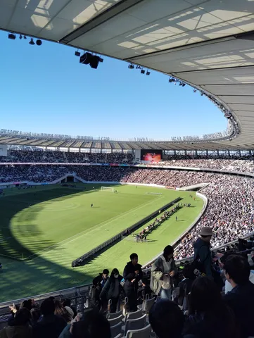 スタジアムの青空と緑のコントラスト