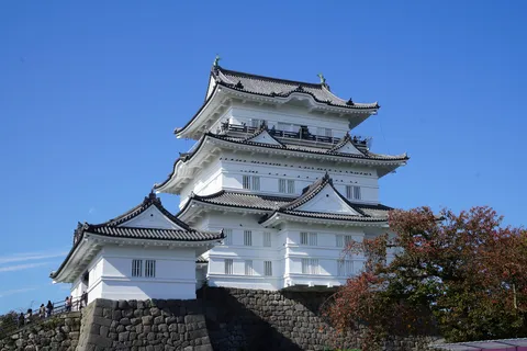 青空に映える白亜の城