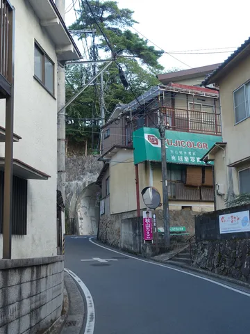 路地裏の青い影と電線