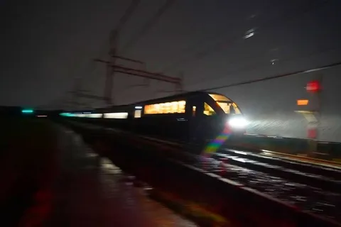 夜の線路を照らす一閃