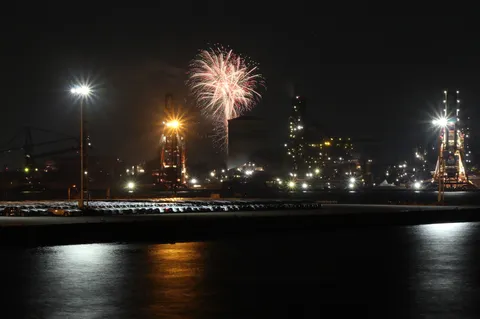 工場夜景を彩る夜空の大輪