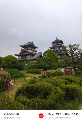 新緑と古城、絵画のような風景