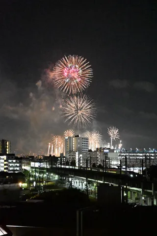 都会の夜空に咲く、光の花束