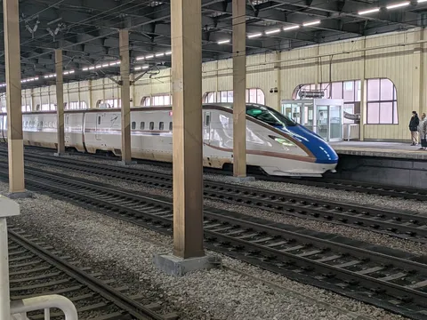 駅を過ぎゆく新幹線