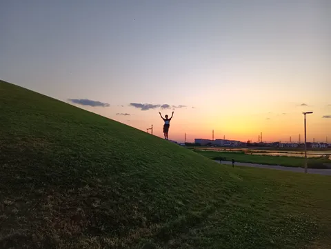 茜空に映える自由のシルエット