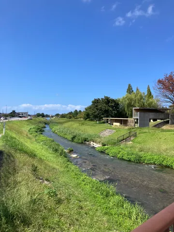 青空と水路の風景