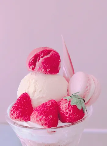 甘い夢を運ぶ、いちごパフェ
