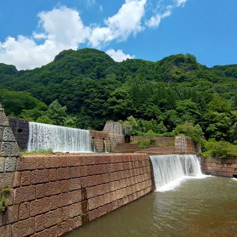 緑深き山と石積みの滝
