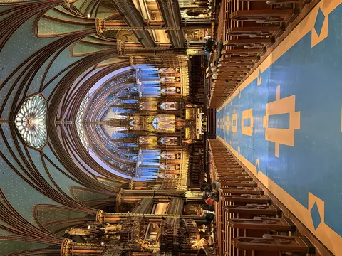 青と金が織りなす大聖堂