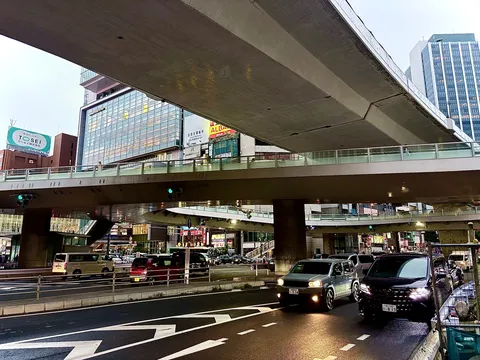 交差する陸橋と都会の灯り