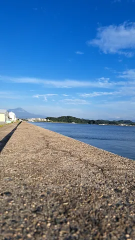青い空と海、そしてコンクリートの道