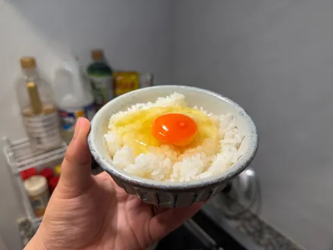朝の光に輝く、卵かけご飯