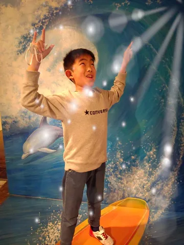 波に乗る少年、魔法のような瞬間