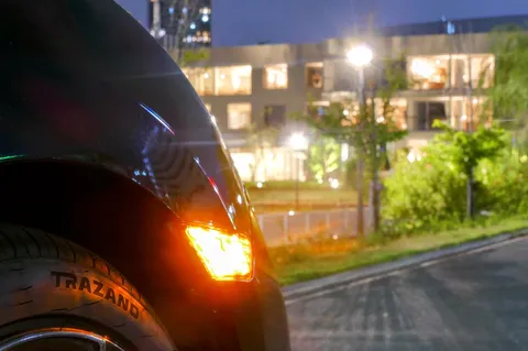 夜の街角、車のウインカーの灯火