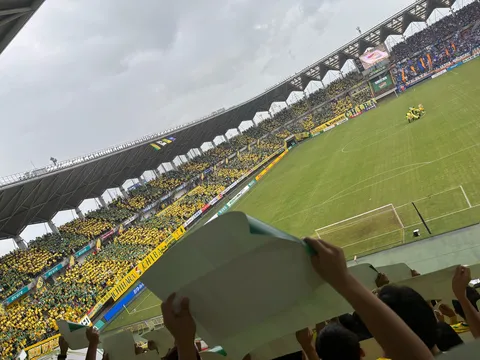スタジアムを埋め尽くす緑の波
