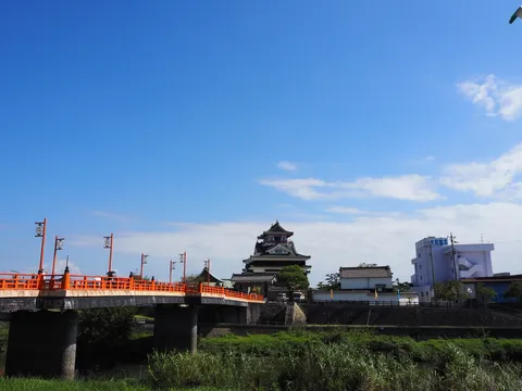 青と朱の橋と城の対比