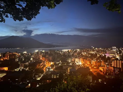 夜景と山影の静かな揺らぎ