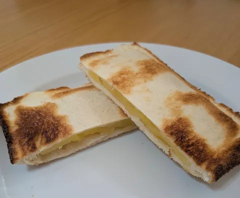 焼き加減が芸術的！バター香るトーストサンド
