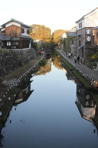 夕暮れの水路に映る静寂