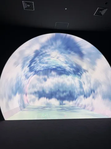 雲を抜ける円形トンネルの風景