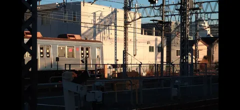 夕暮れの線路に映る長い影