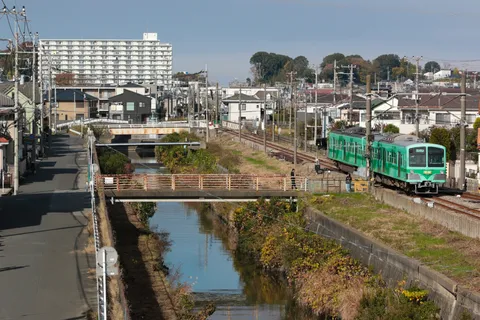 日常を駆け抜ける緑の電。