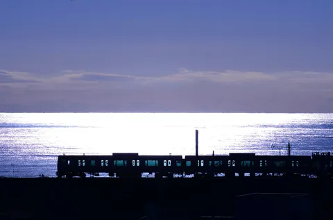 蒼海を映す影列車