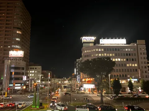 夜の交差点に映る街の灯