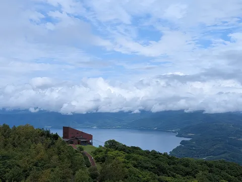 湖畔の建物と雲海のコントラスト