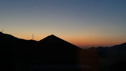 山並みが紡ぐ夕間暮れ
