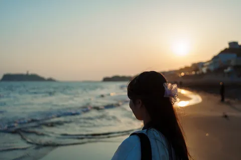 背中越しの夕焼けドラマ